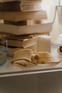 Geschälte Banane und Bücher auf einem Tisch